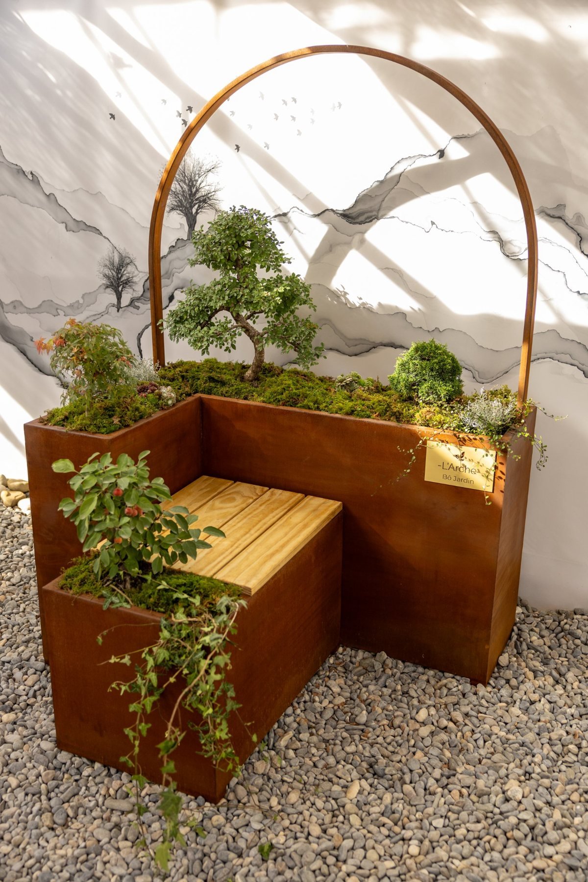 L'Arche : banc en acier corten avec jardinières, bonsaï et plantes, par Bô Jardin